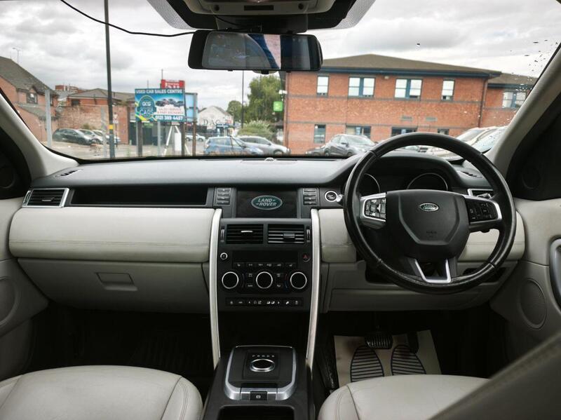 Land Rover Discovery Sport view 3
