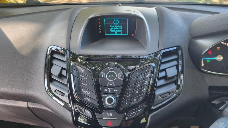 2015 Ford Fiesta — photo 32