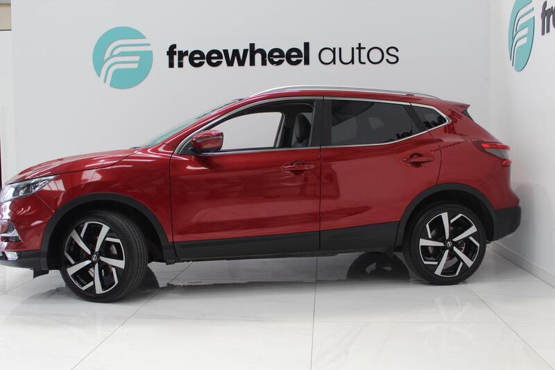 2017 Nissan Qashqai in Red — image 4 of 5