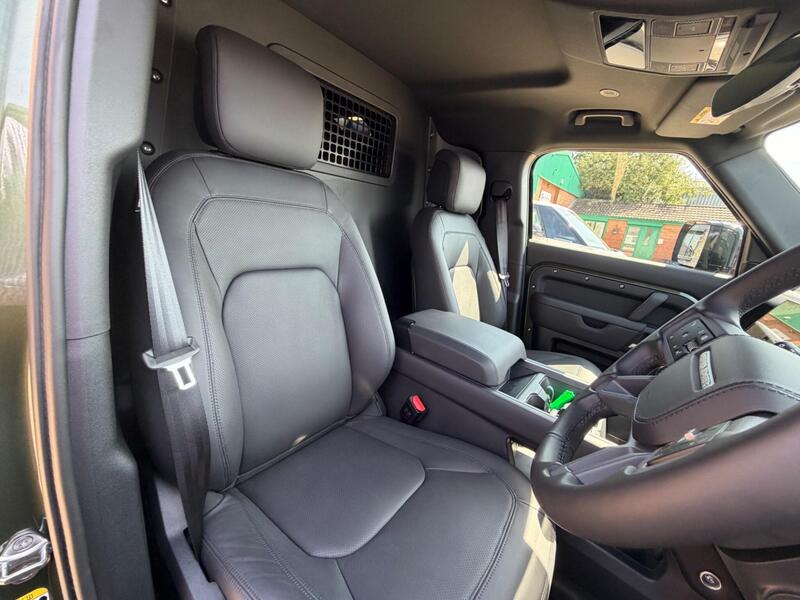 Land Rover Defender 110 view 5