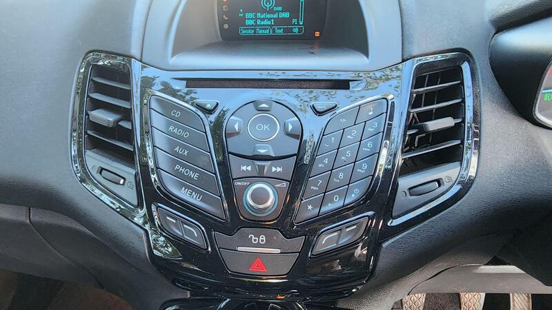 2015 Ford Fiesta — photo 37