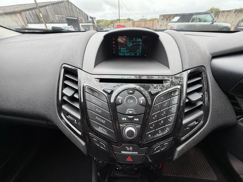 2015 Ford Fiesta — photo 12