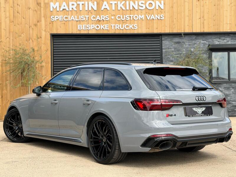 Audi RS4 Avant view 3