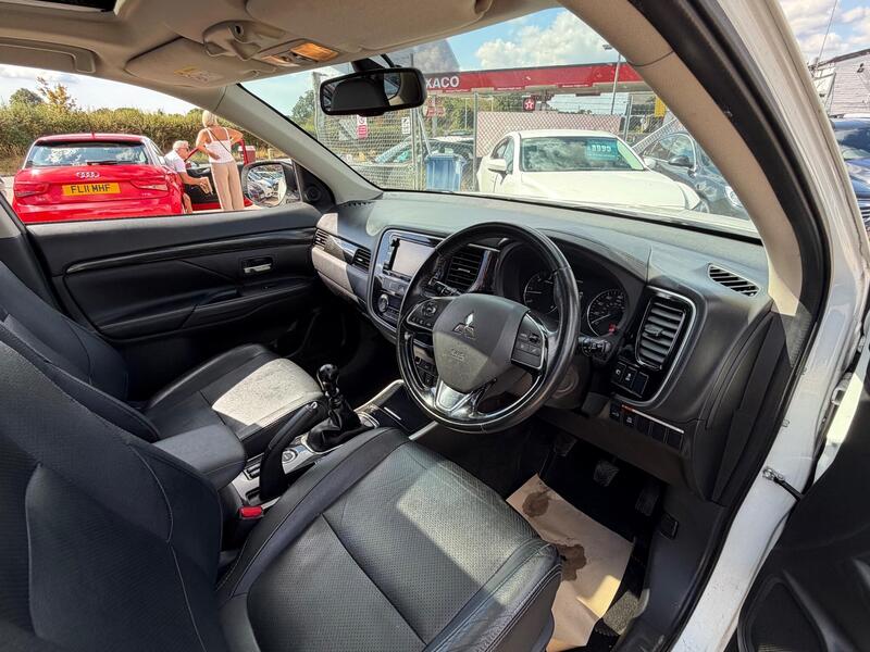 Mitsubishi Outlander view 4