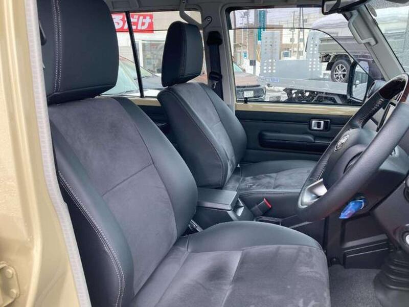 Toyota Land Cruiser view 4