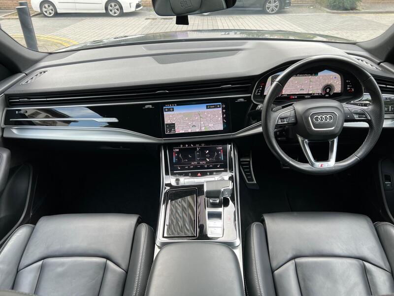 Audi Q8 view 34