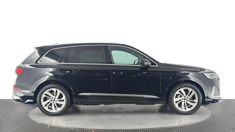 Audi Q7 view 3