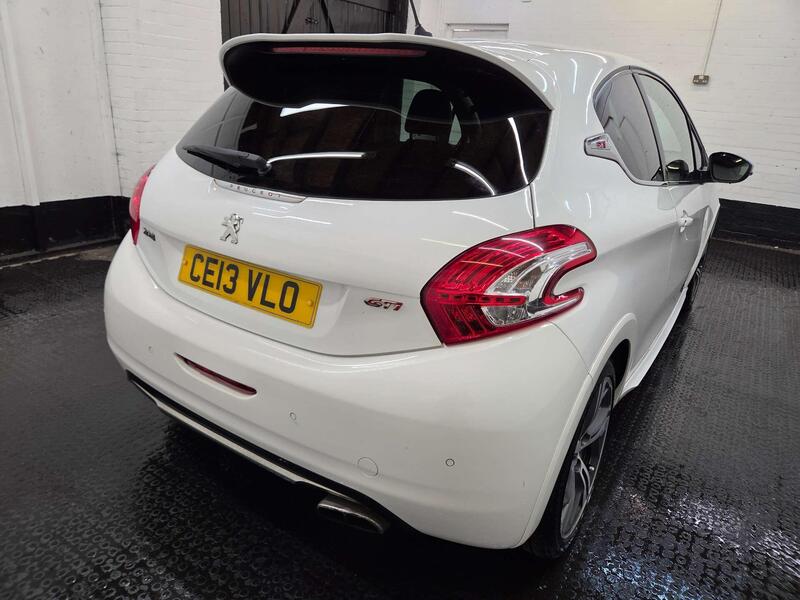 Peugeot 208 view 6