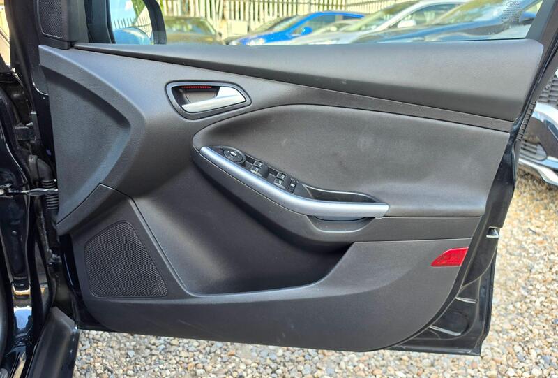 Ford Focus 1.6 Titanium Navigator Powershift Euro 5 5dr thumbnail 19