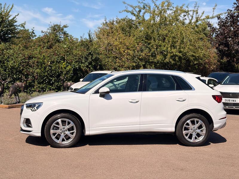 Audi Q3 view 4