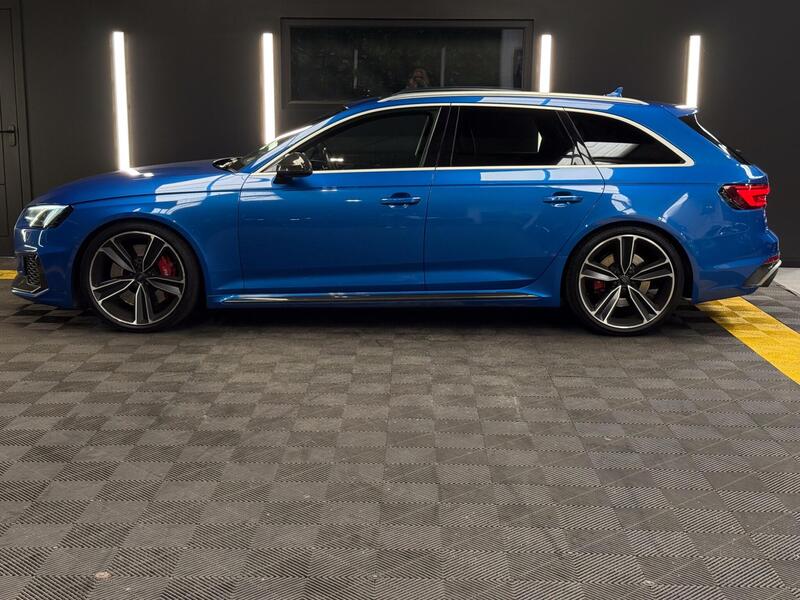 Audi RS4 view 3