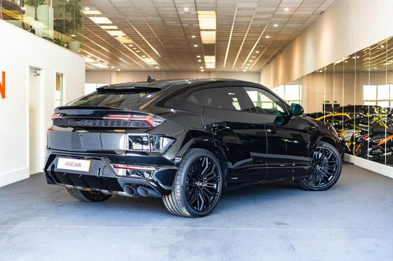 Lamborghini Urus view 5