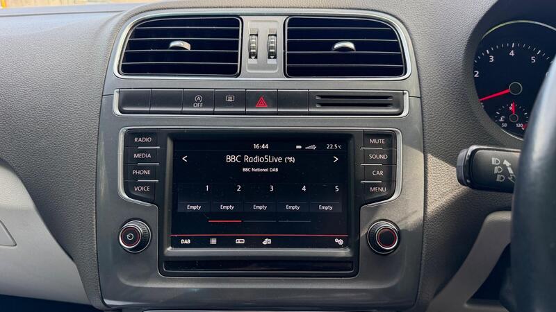 2015 Volkswagen Polo — photo 18