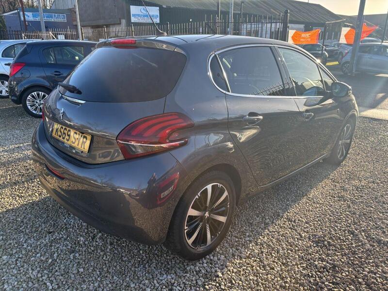 Peugeot 208 view 5