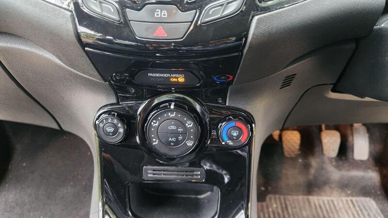 2012 Ford Fiesta — photo 31