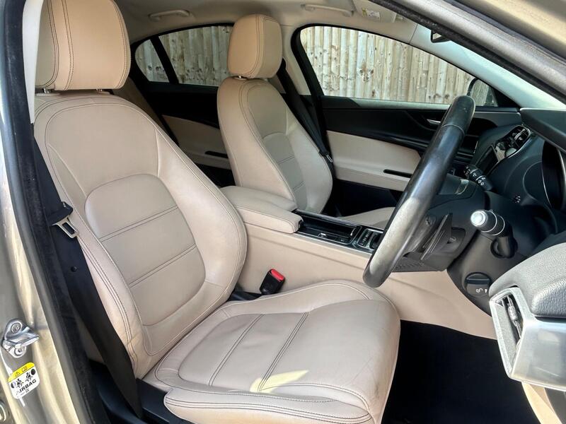 Jaguar Xe view 3