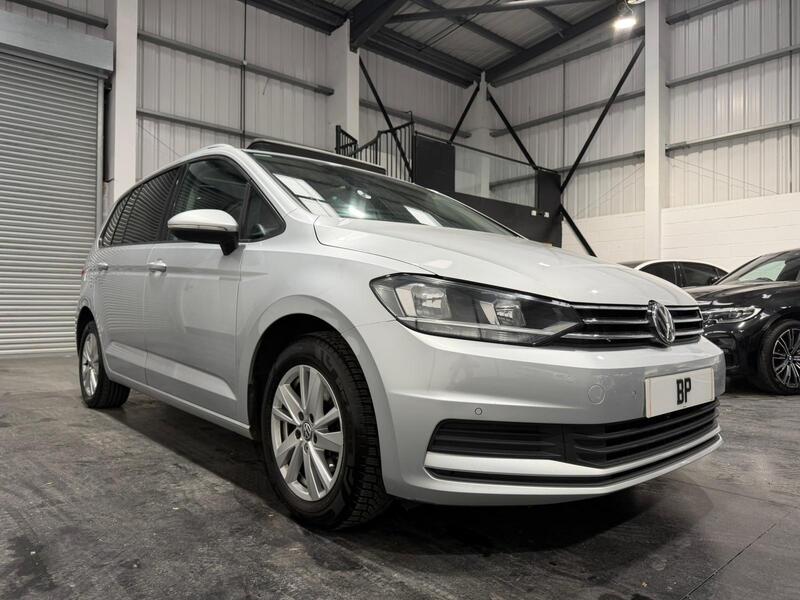 Volkswagen Touran view 4