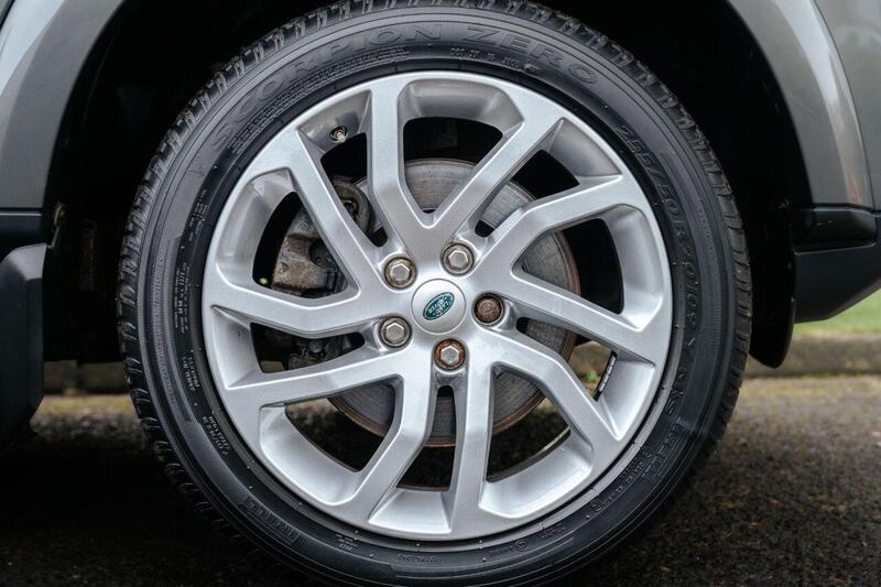 Land Rover Discovery 4 view 3