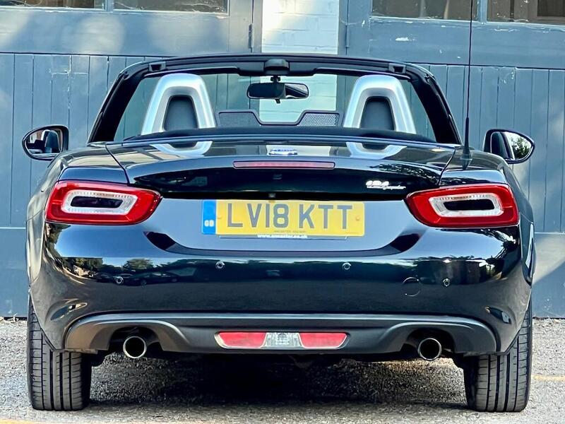 Fiat 124 Spider view 3