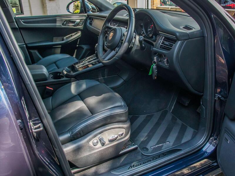 Porsche Macan view 3