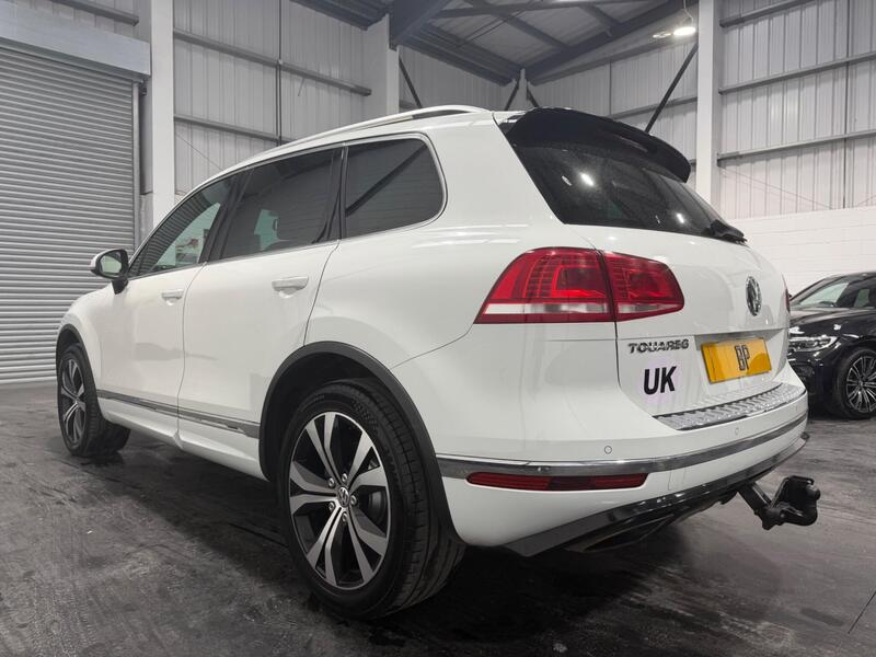 Volkswagen Touareg view 4