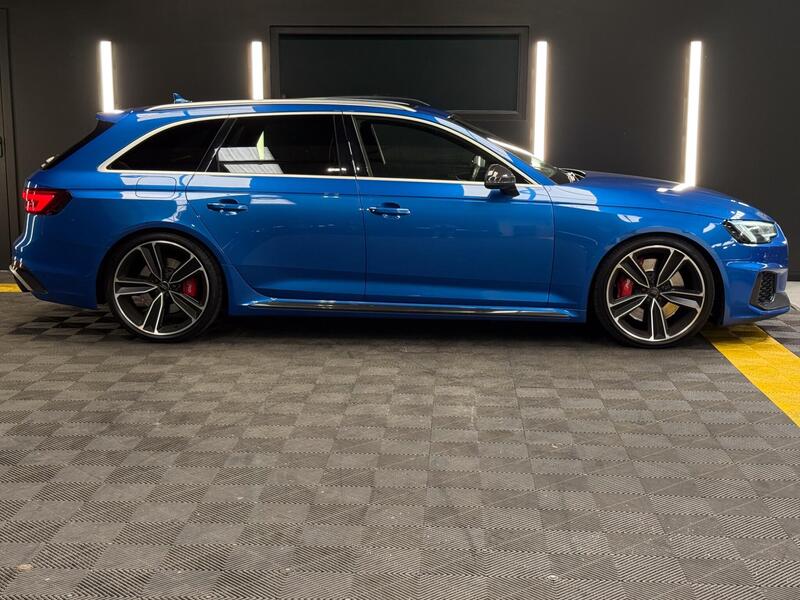 Audi RS4 view 6