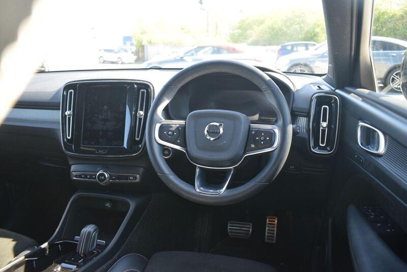 Volvo XC40 view 3