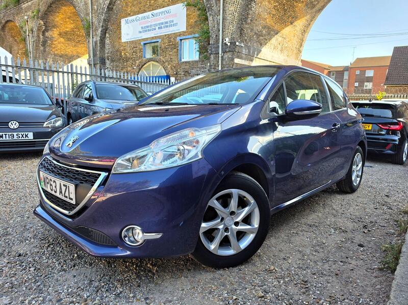 Peugeot 208 1.2 VTi Active Euro 5 3dr view 3