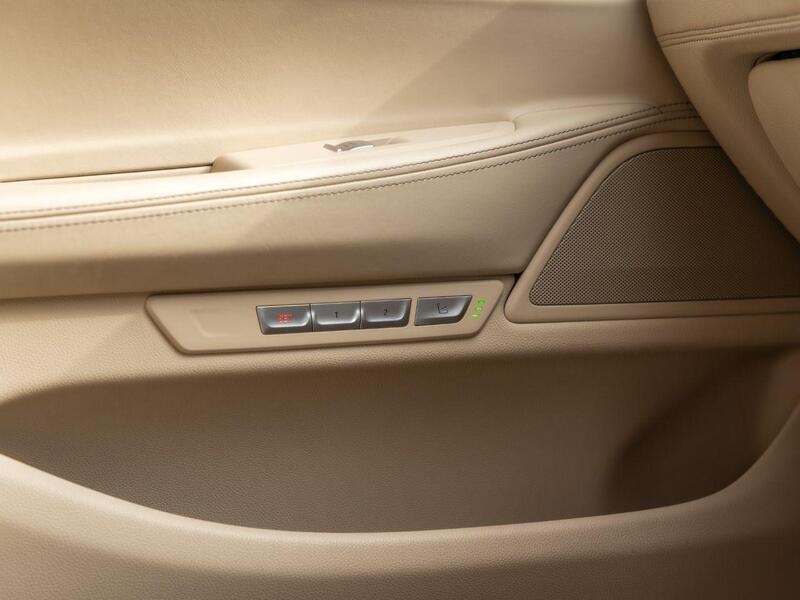 BMW 7 Series view 26