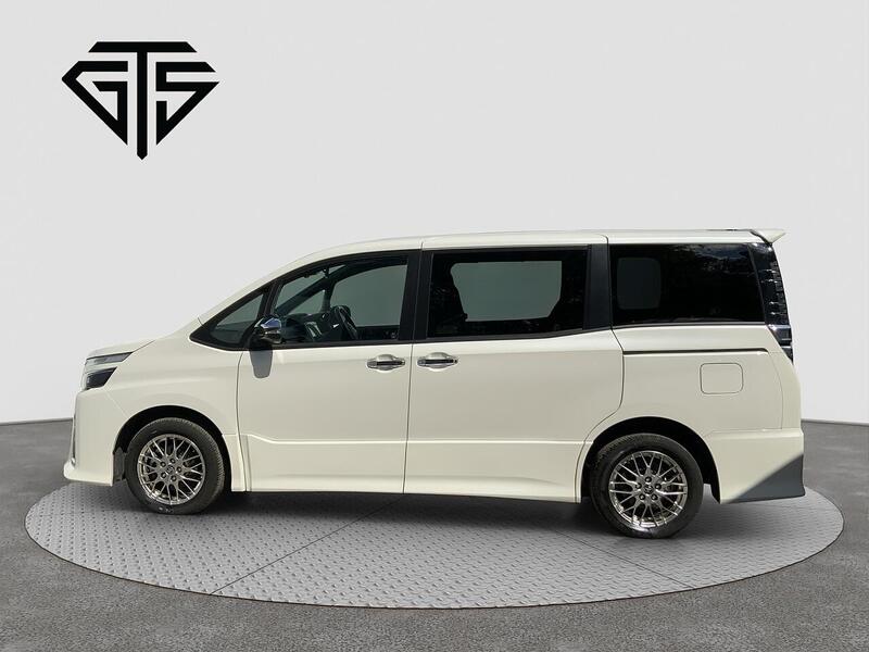 Toyota Voxy view 6