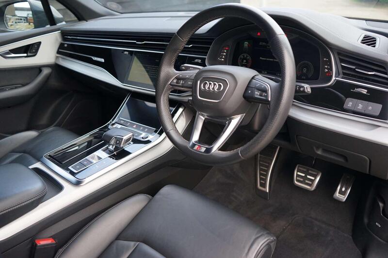 Audi Q7 view 2