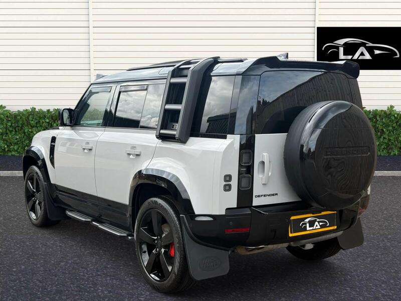 Land Rover Defender 110 view 5