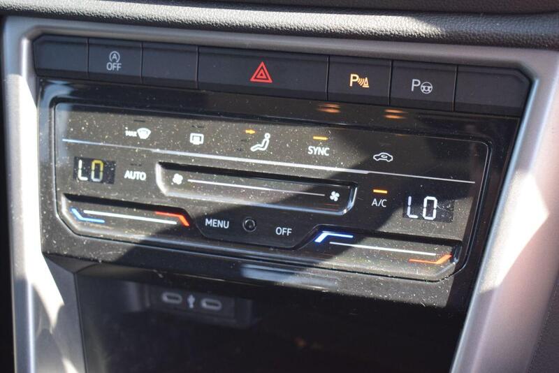 Volkswagen T-Roc view 4