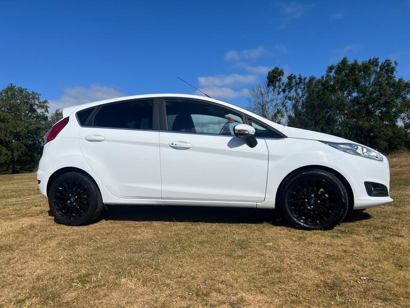 Ford Fiesta — photo 1