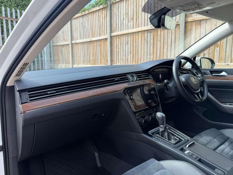 Volkswagen Passat view 3