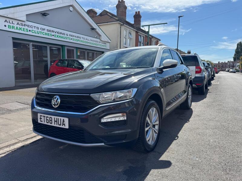 Volkswagen T-Roc view 3