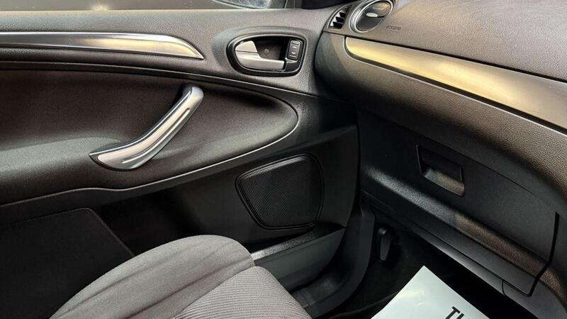 Ford Galaxy view 28