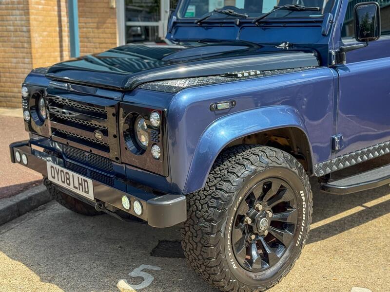 Land Rover Defender 110 view 4