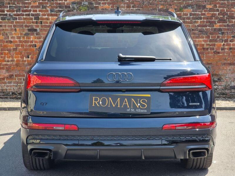 Audi Q7 view 5