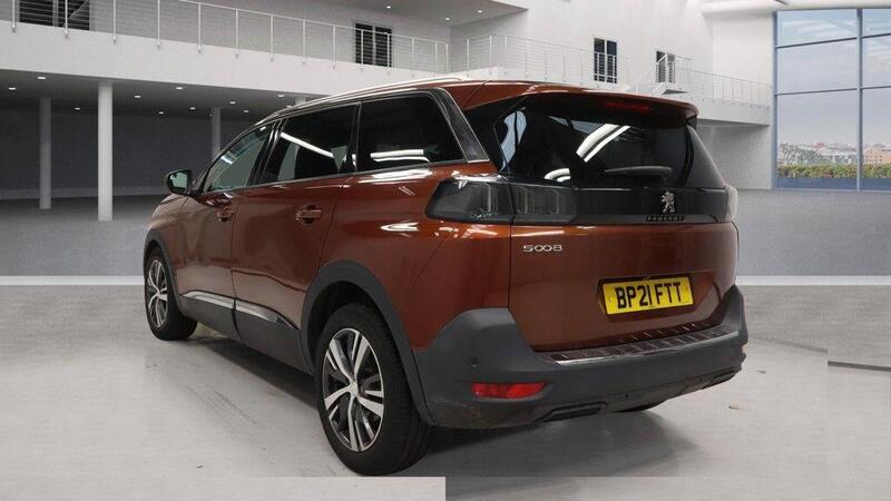 Peugeot 5008 view 2
