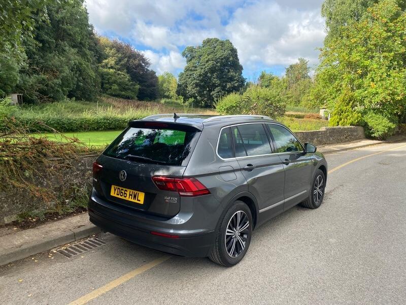 Volkswagen Tiguan view 4