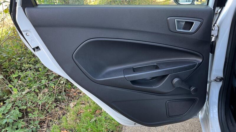 2013 Ford Fiesta — photo 50