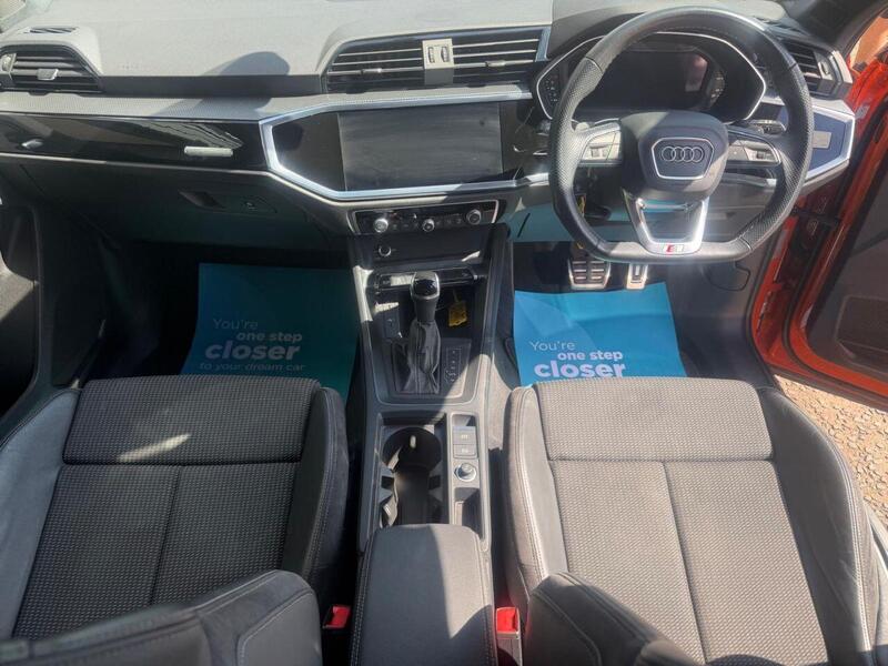 Audi Q3 view 3