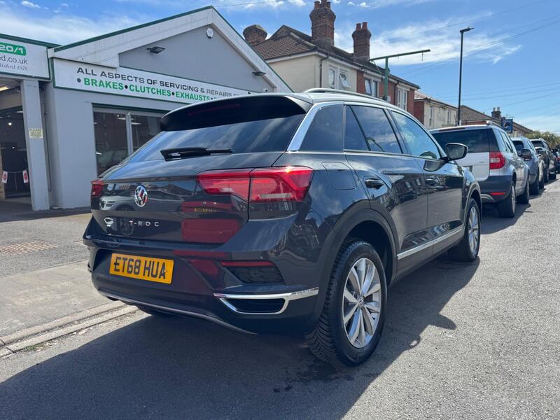 Volkswagen T-Roc view 7