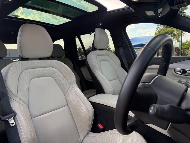 Volvo XC90 view 3