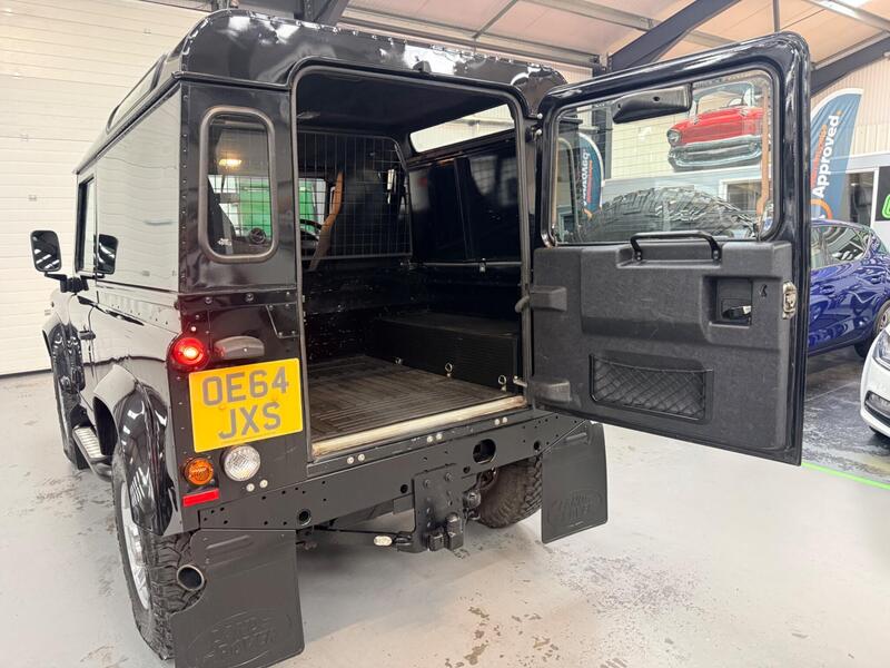 Land Rover Defender 90 view 6