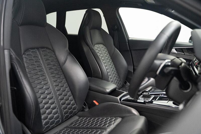 Audi RS4 Avant view 3