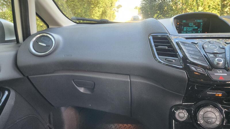 2015 Ford Fiesta — photo 40