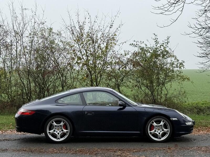Porsche 911 view 7