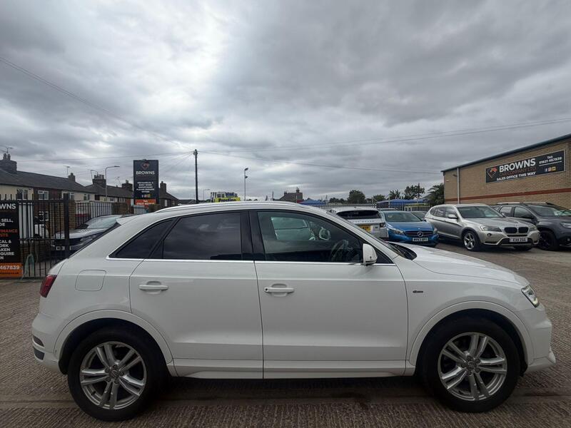 Audi Q3 view 7